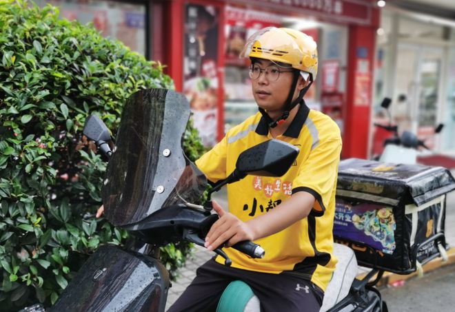 装手机支架交警：不是为难大家是为了安全j9九游会真人游戏第一电动车不允许安(图2)