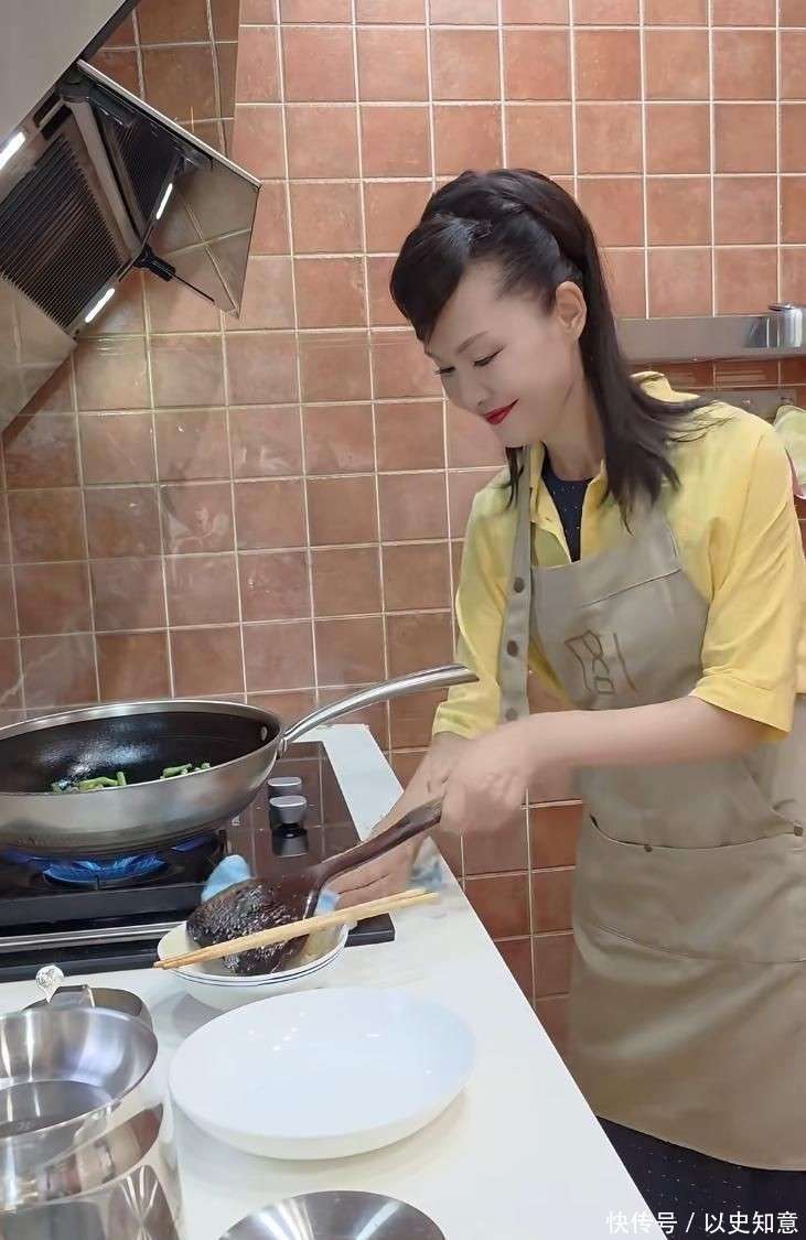 饭颠勺打蛋样样精通二婚老公年轻帅气J9九游会59岁于文华在北京别墅做