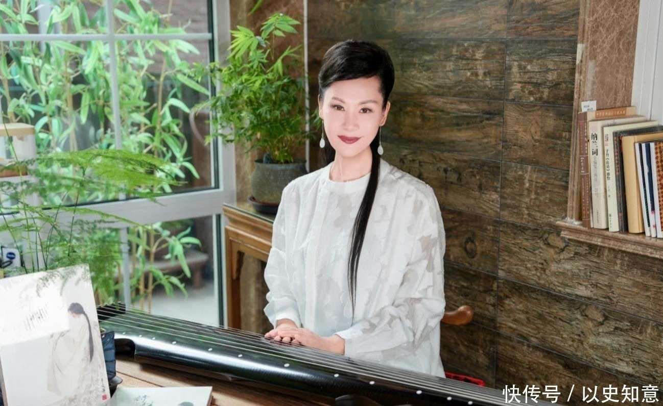 饭颠勺打蛋样样精通二婚老公年轻帅气J9九游会59岁于文华在北京别墅做(图2)