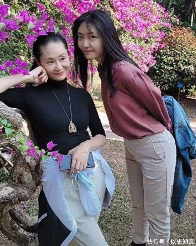饭颠勺打蛋样样精通二婚老公年轻帅气J9九游会59岁于文华在北京别墅做(图3)