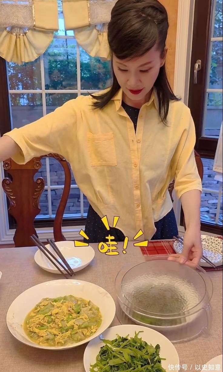 饭颠勺打蛋样样精通二婚老公年轻帅气J9九游会59岁于文华在北京别墅做(图5)