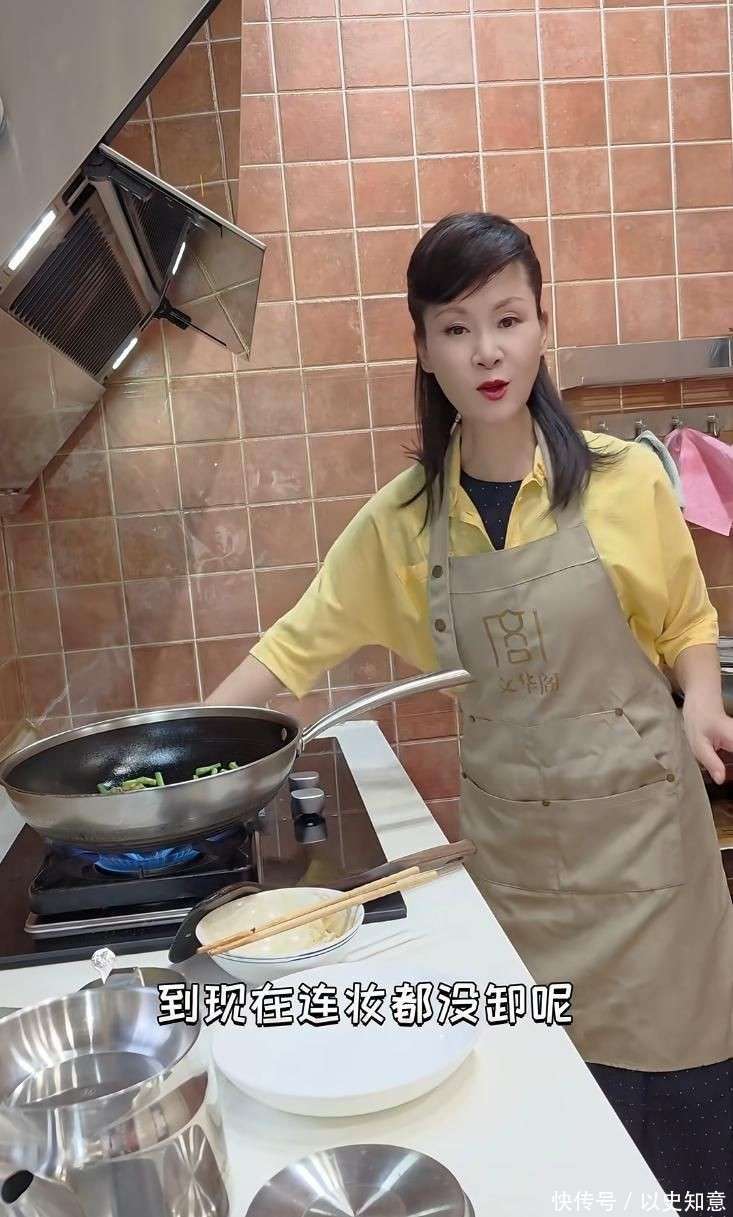 饭颠勺打蛋样样精通二婚老公年轻帅气J9九游会59岁于文华在北京别墅做(图7)