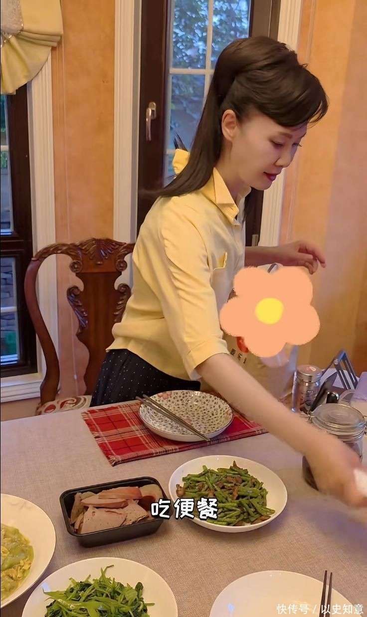 饭颠勺打蛋样样精通二婚老公年轻帅气J9九游会59岁于文华在北京别墅做(图6)