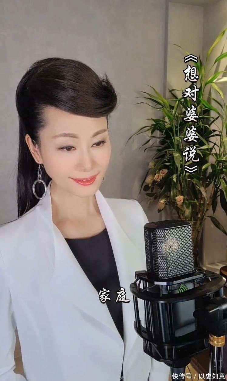 饭颠勺打蛋样样精通二婚老公年轻帅气J9九游会59岁于文华在北京别墅做(图9)