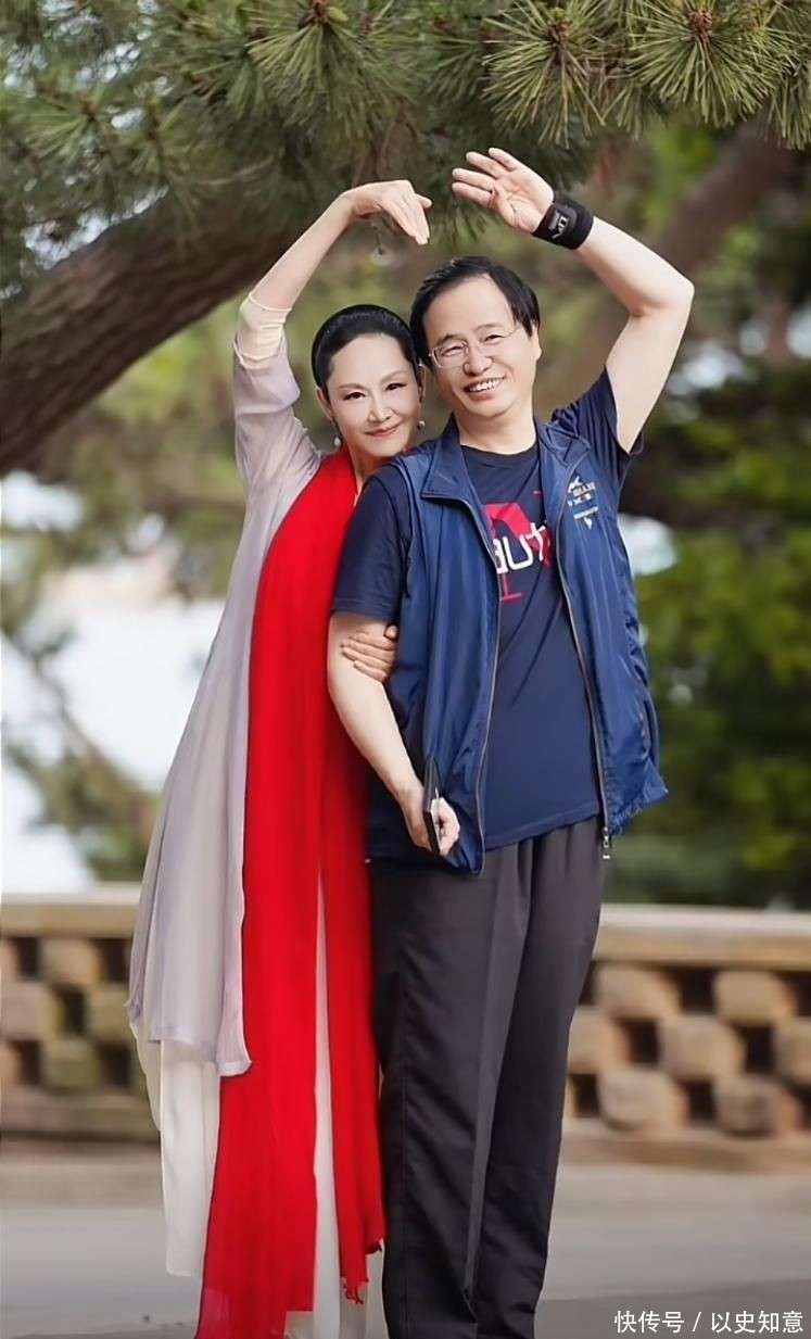 饭颠勺打蛋样样精通二婚老公年轻帅气J9九游会59岁于文华在北京别墅做(图11)
