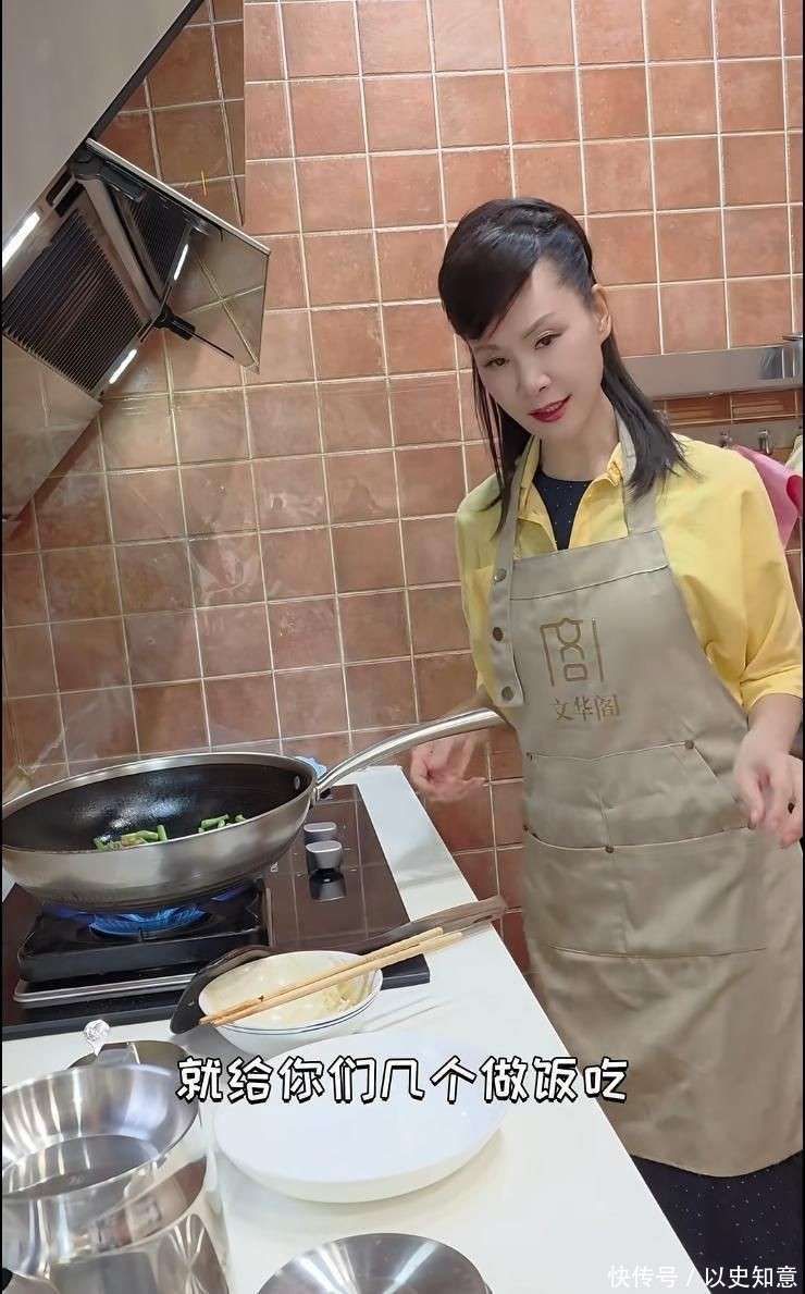 饭颠勺打蛋样样精通二婚老公年轻帅气J9九游会59岁于文华在北京别墅做(图10)